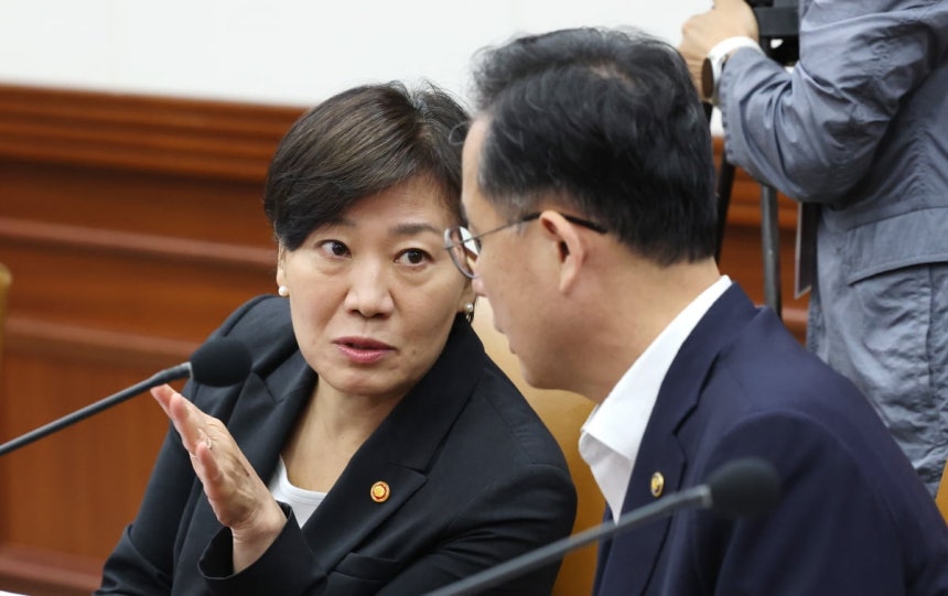 송미령 농림축산식품부 장관이 지난 10일 오전 서울 종로구 정부서울청사에서 열린 국정현안관계장관회의에서 대화를 나누고 있다.