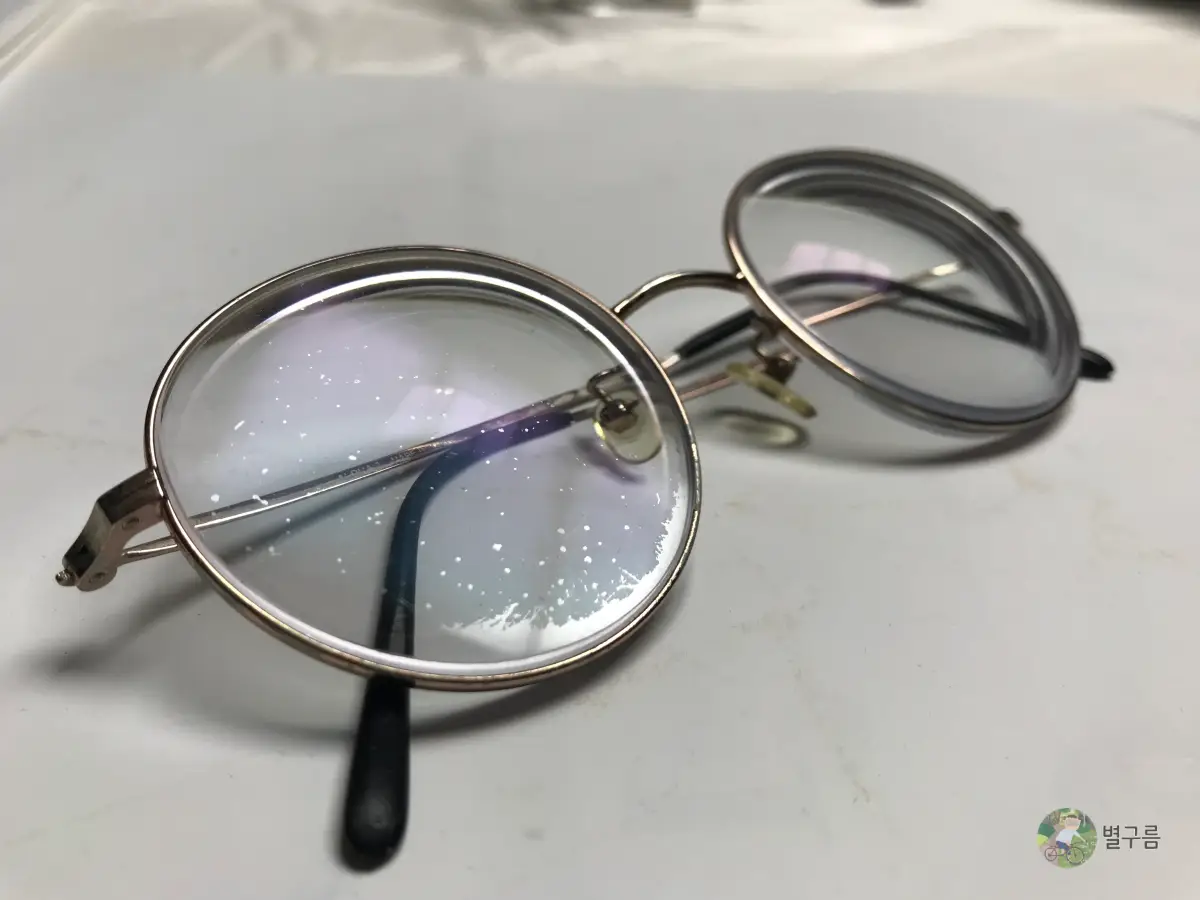 안경-렌즈-코팅이-벗겨져-있다