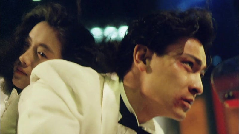 홍콩 영화 천장지구 장면, 오토바이 위에서 서로 기대는 남녀 주인공