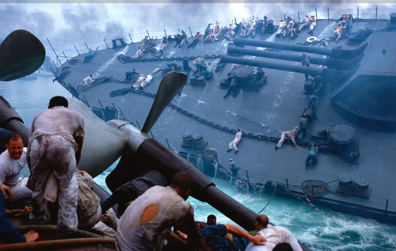 영화 진주만속 한 장명 군함이 침몰하는 모습