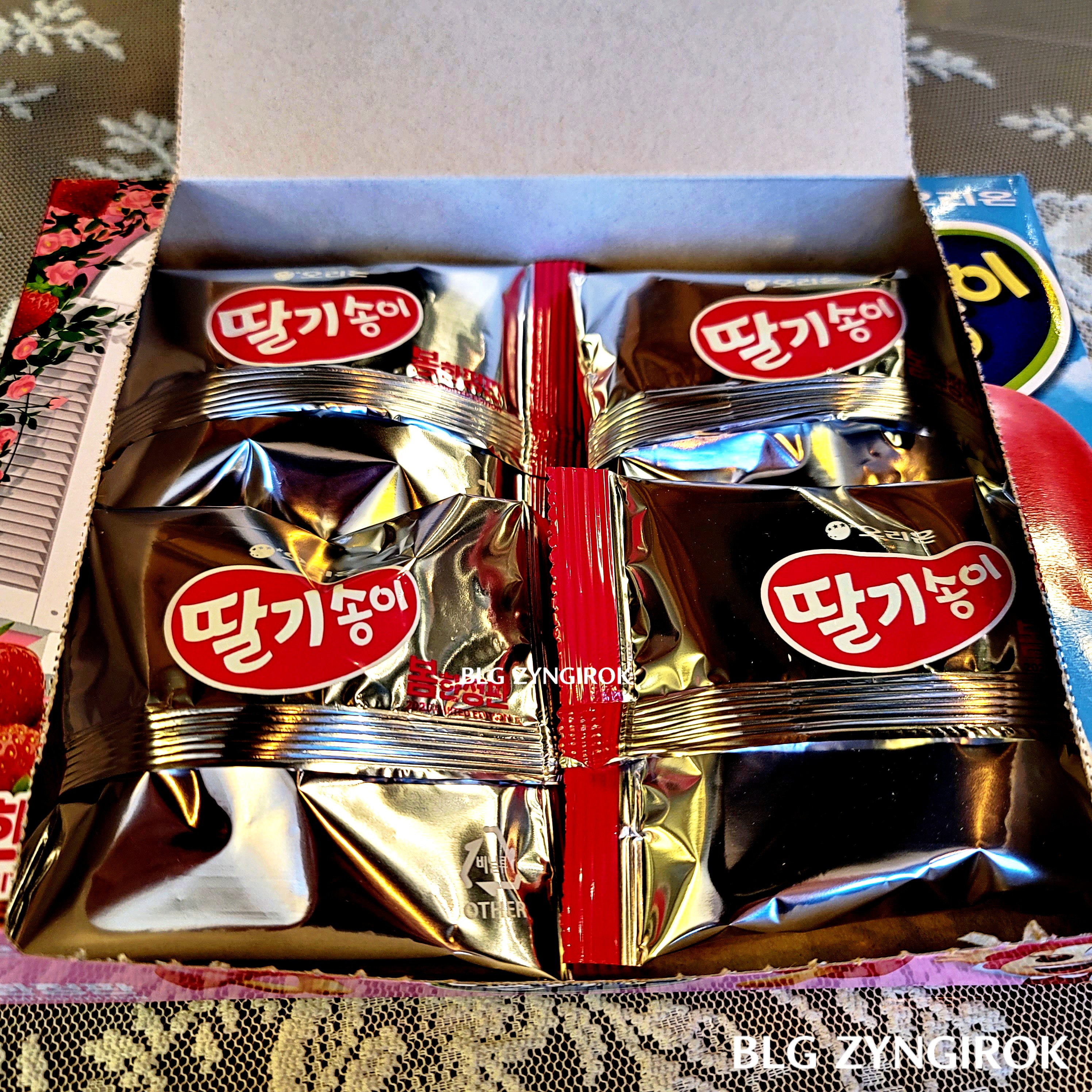 봄한정판 오리온 딸기송이 상자안에 딸기송이 4봉지가 들어있다.