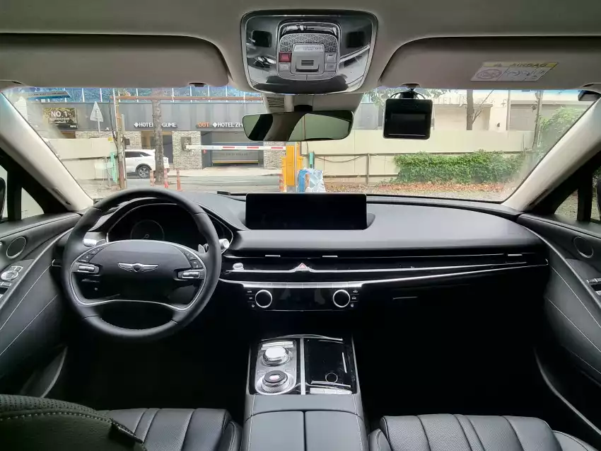 쏘카존에서 담아본 G80 실내입니다.