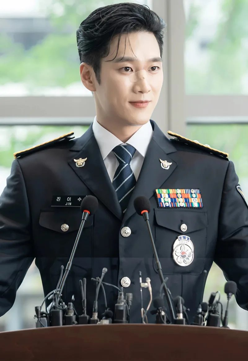 재벌X형사에서 경찰 제복을 입은 진이수 역의 배우 안보현