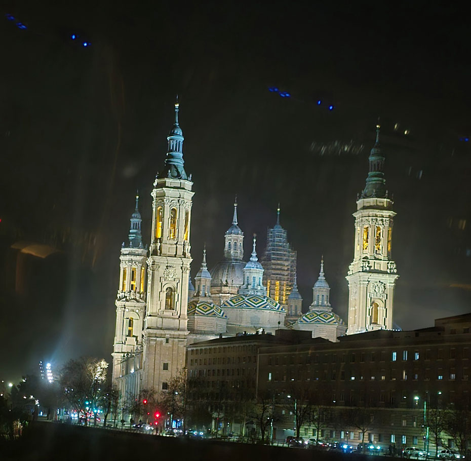 버스안에서 촬영한 바실리카 델 필라르 성모 대성당