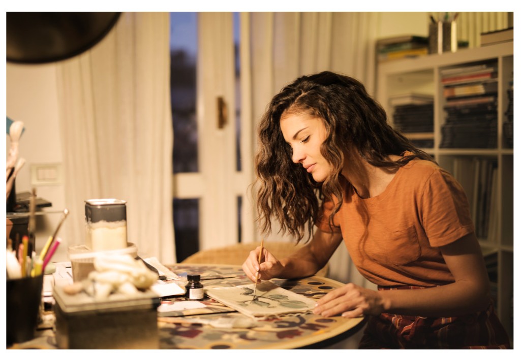 일에 열중한 여자 사진