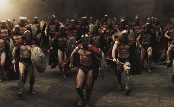 영화 300 에서 페르시아 군대를 상대하고 있는 전사들 사진