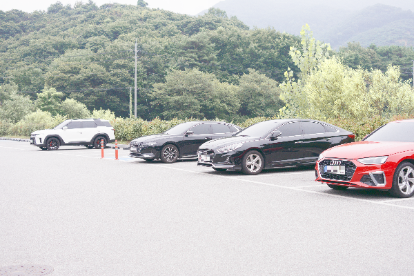 차량 4대가 주차장에 세워져 있다.