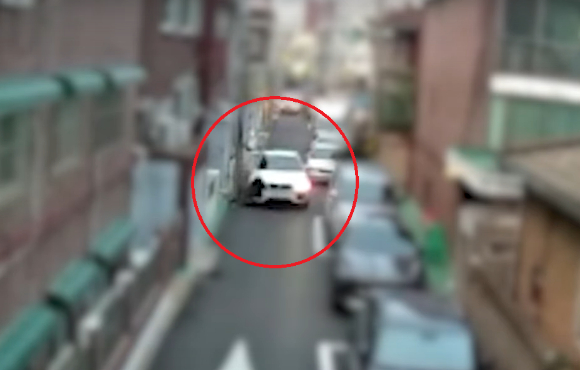 주택가 골목에서 차량 9대와 전봇대 2개를 들이받은 뒤 달아난 음주 운전자가 경찰에 붙잡혔다. [사진=경찰청 유튜브]