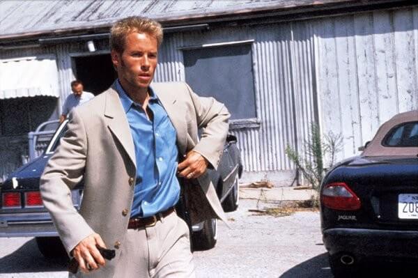 테디에게 사실을 확인 한 후 자신의 차로 향하는 레너드