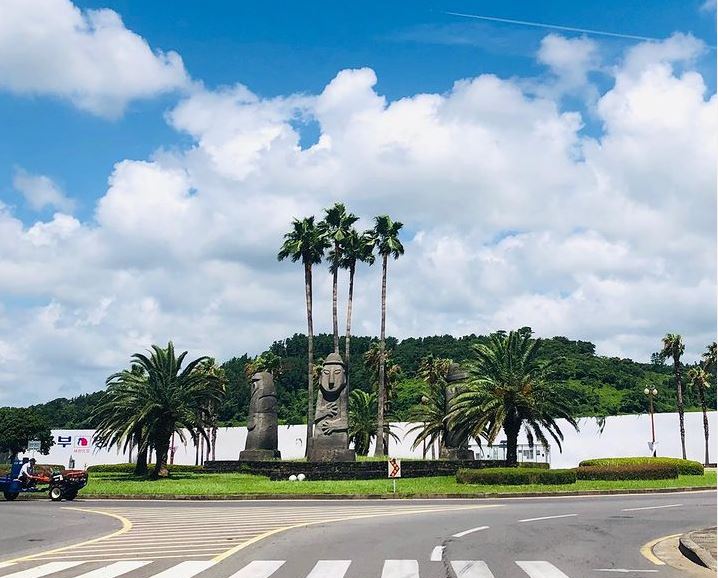 이 사진은 회전교차로의 모습입니다.