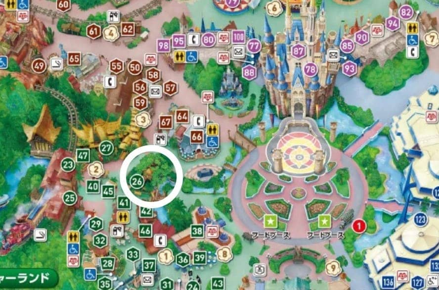 디즈니랜드 지도위에 동그라미가 그려져 있다.