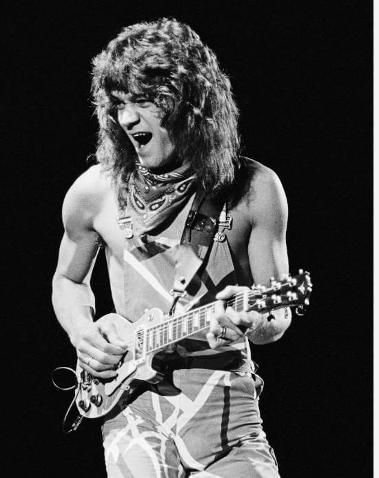 에디 밴 헤일런의 기타연주 모습 흑백사진