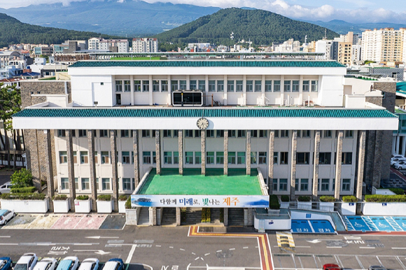 29일 제주도에 따르면 최근 제주도청 소속 공무원 3명이 근무 시간을 등록하는 복무관리시스템의 허점을 이용해 주말&middot;휴일 초과근무 시간을 허위로 입력했다가 적발됐다. 위 사진은 제주특별자치도 청사 전경. [사진=뉴시스]