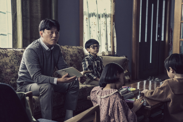 아이들에게책을읽어주고있는김민재