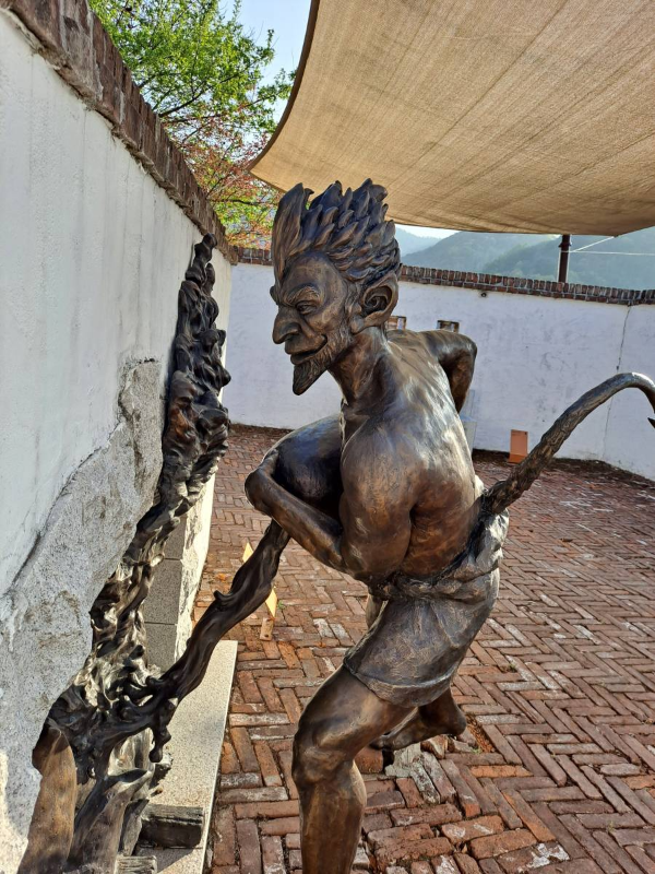 순례길 불을 끄려는 마귀