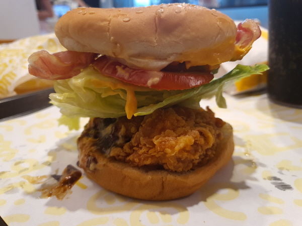 맘스터치 텍사스 바베큐 치킨버거 햄버거