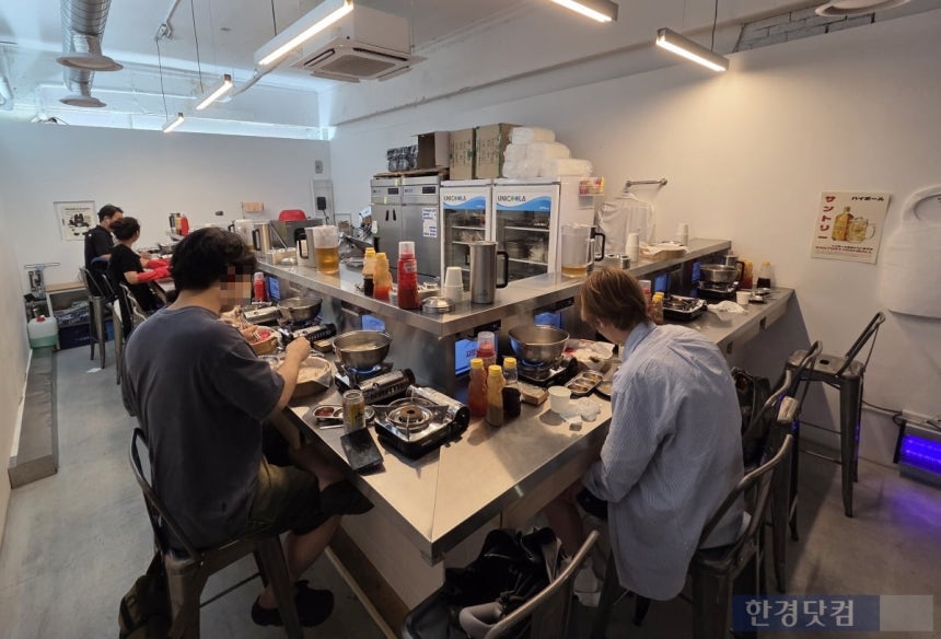 서울 용산구에 위치한 1인 샤브샤브 음식점에서 손님들이 식사를 하고 있다.