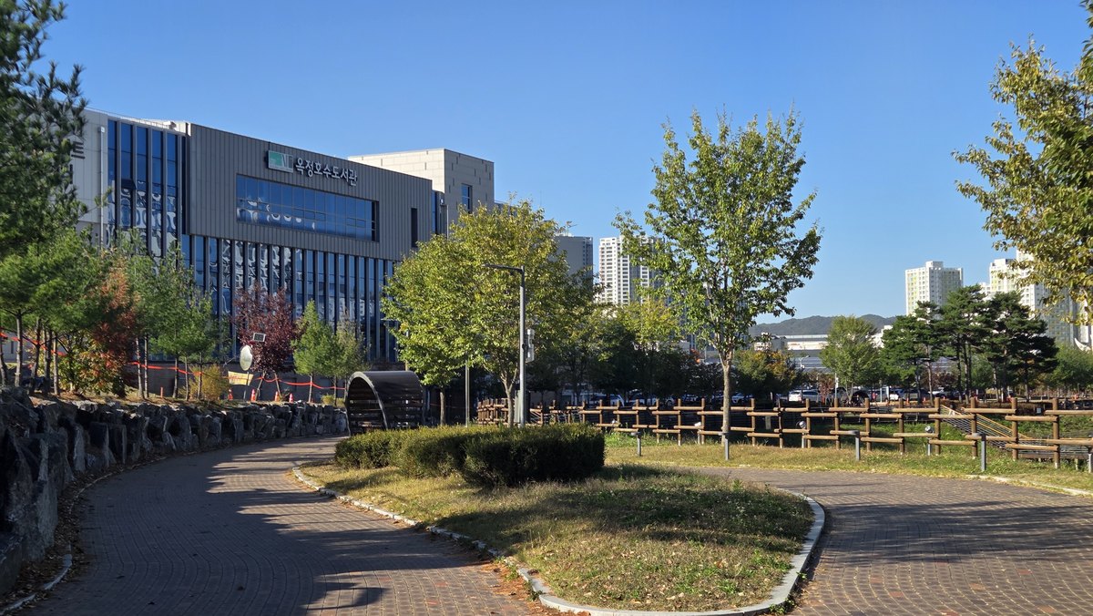 산책로 옆 도서관
