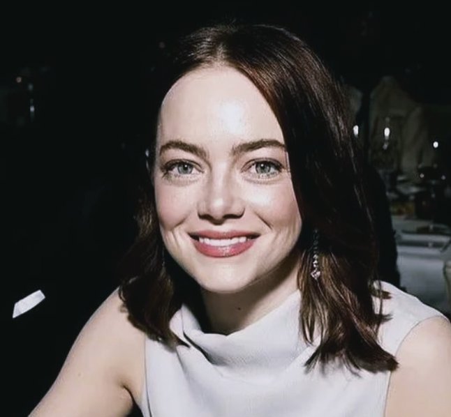 정면을-바락보고-웃고있는-엠마스톤