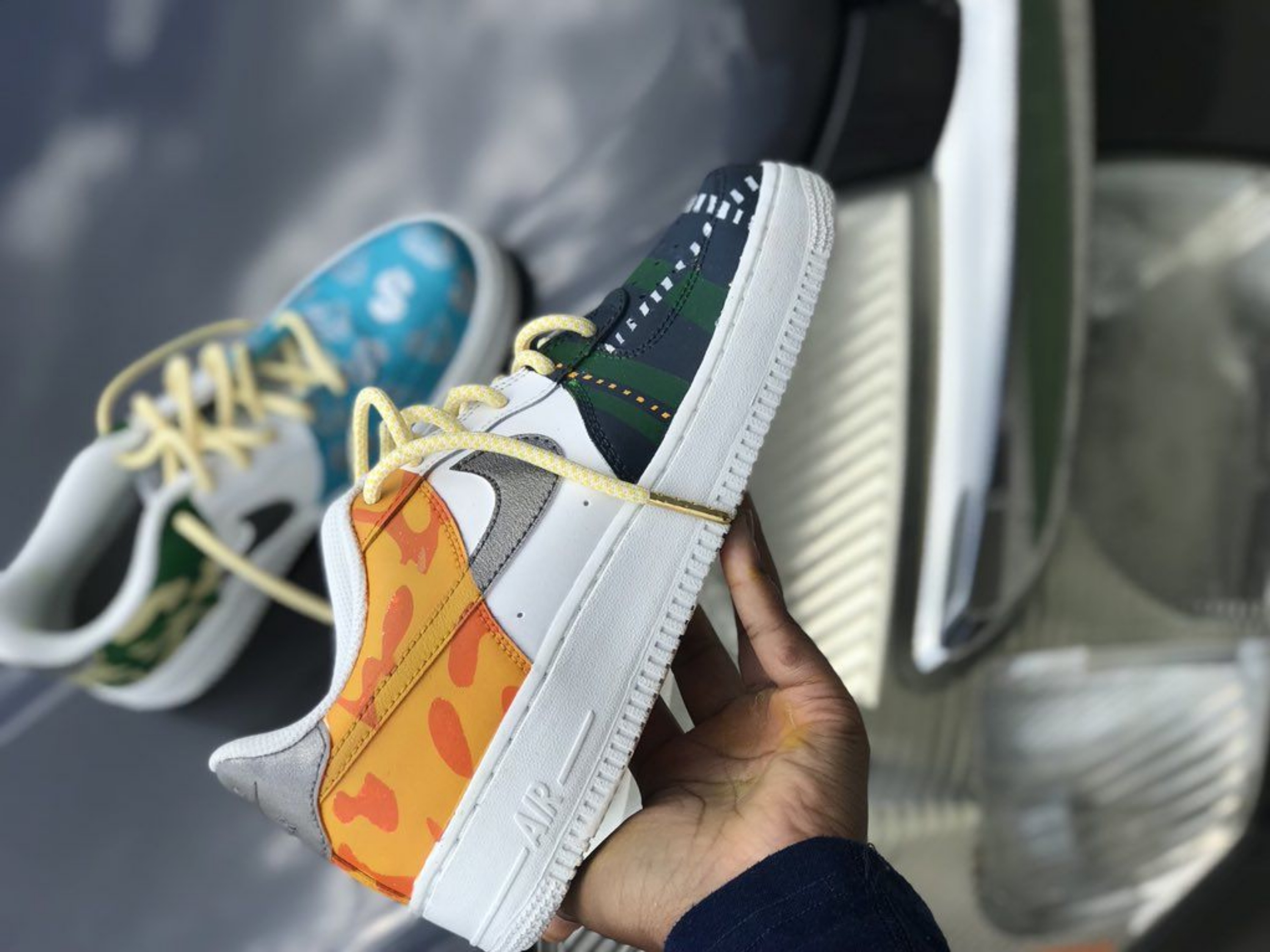 나이키(Nike)는 세계에서 가장 유명하고 영향력 있는 스포츠 브랜드 중 하나로, 운동화, 의류, 스포츠 용품을 포함한 다양한 제품을 선보이고 있습니다.
