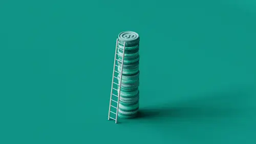 동전이 수십개 쌓여있고 사다리가 놓여있는 그림