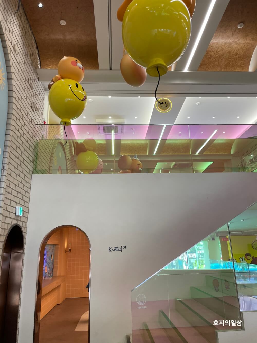 카페 노티드 강남 카카오 - 노티드 매장 올라가는 계단