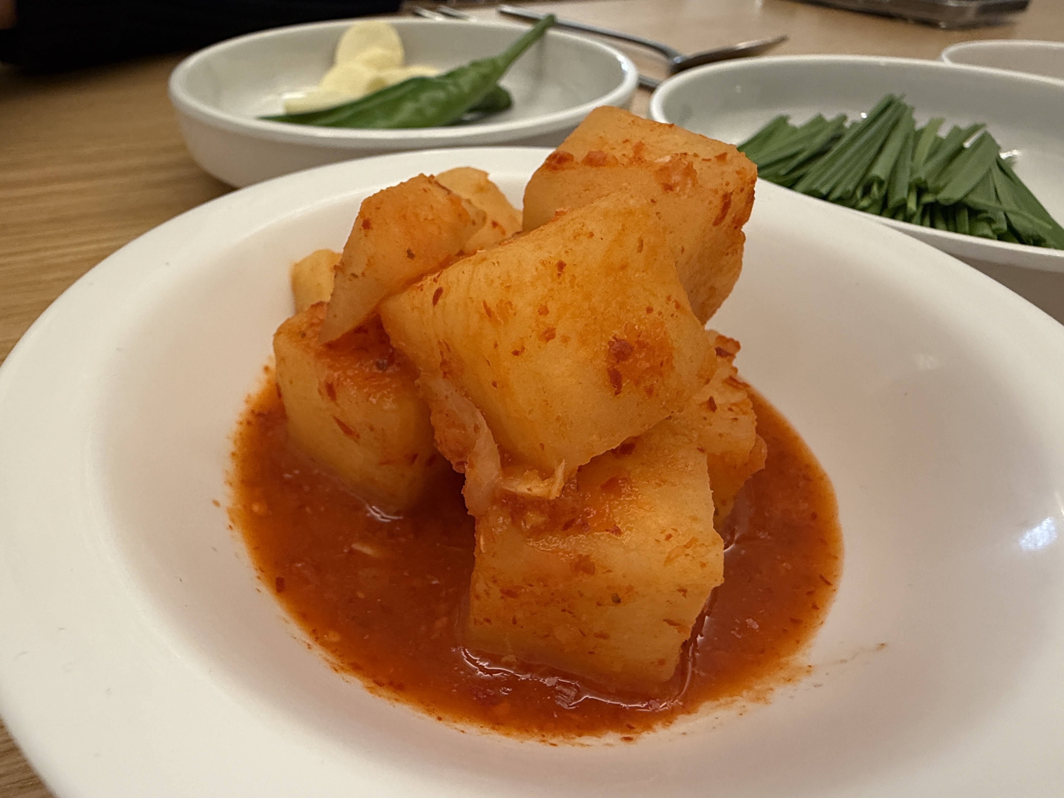 서울 교대역 유성옥 돼지국밥 기본 밑반찬 깍두기 부추