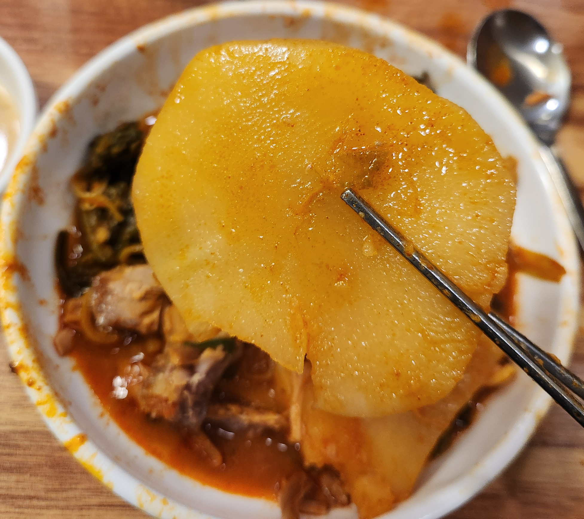 감자탕 안에 들어 있는 감자