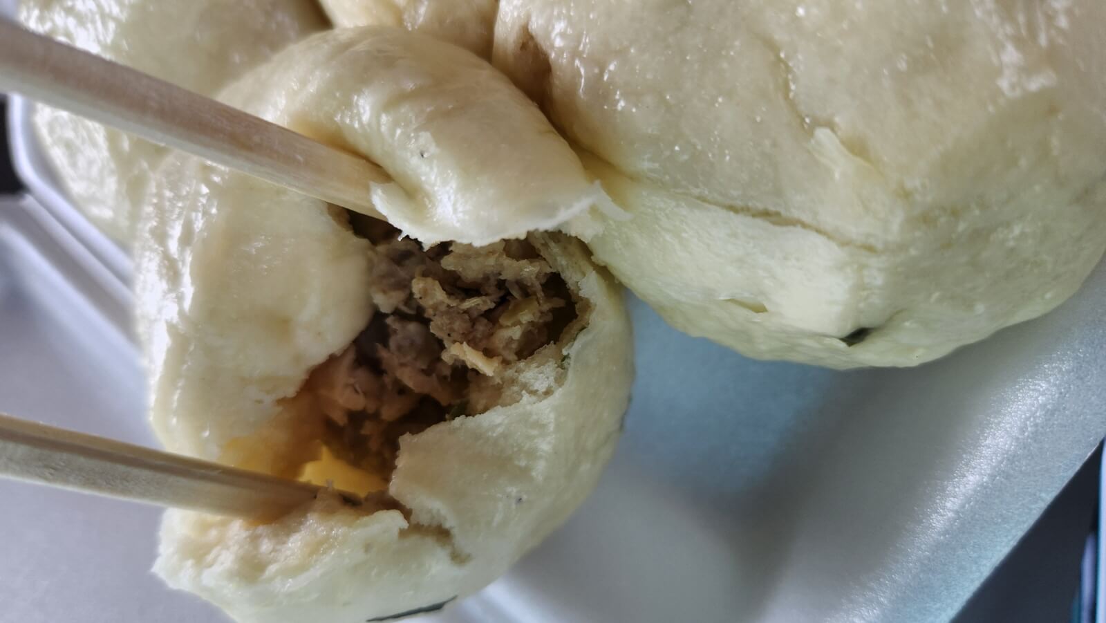 왕만두 내부의 고기와 젓가락