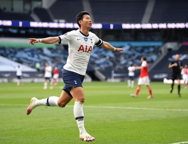 손흥민-선수가-골을-넣고-두팔벌려-세리모니하는-사진