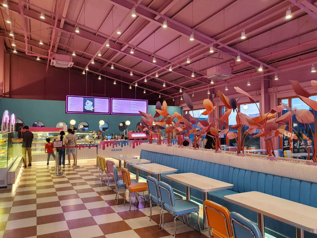 파주 말똥도넛 1층 내부