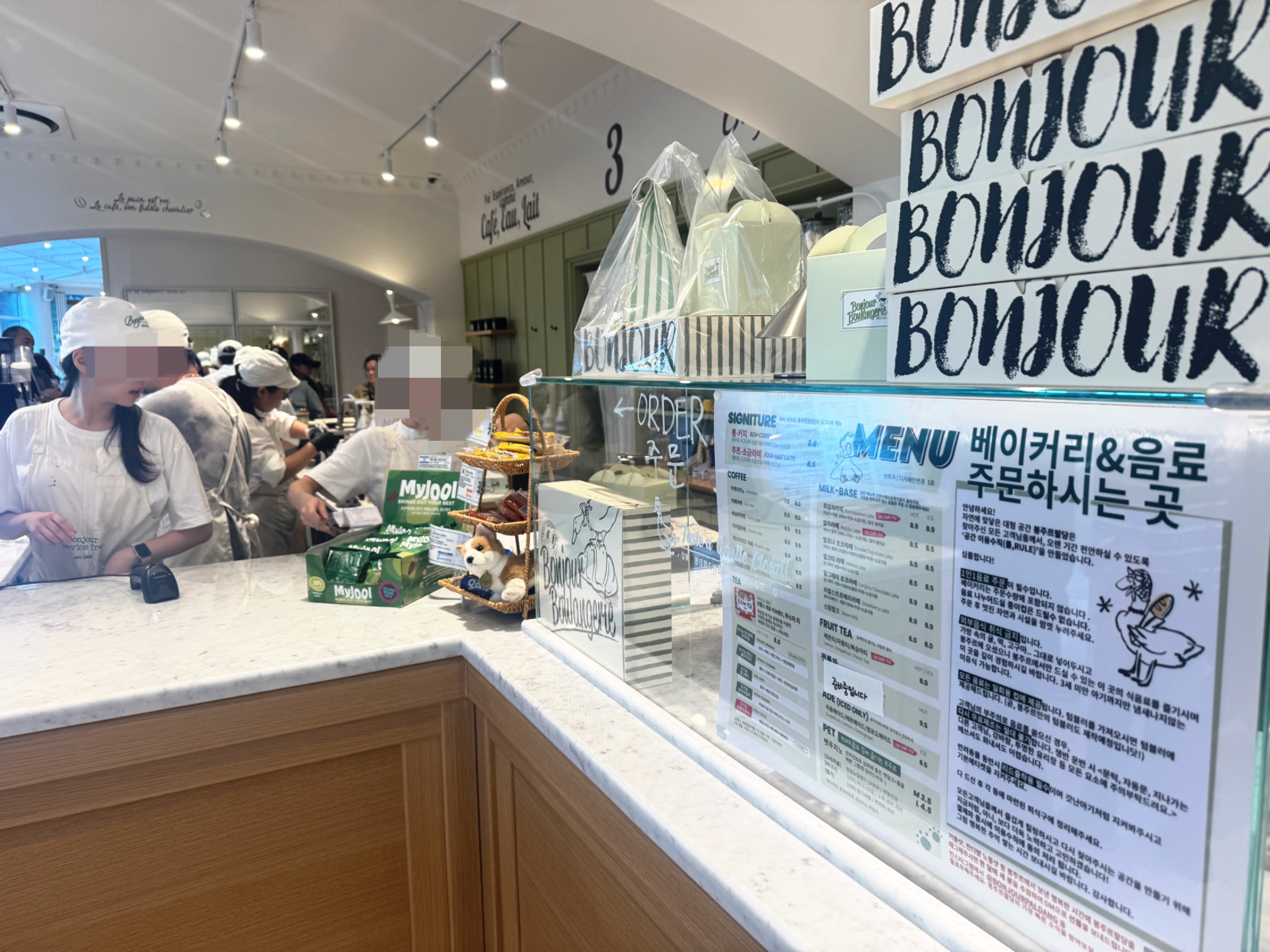 봉주르 팔당 음료 주문 카운터&amp;#44; BONJOUR 로고 인테리어