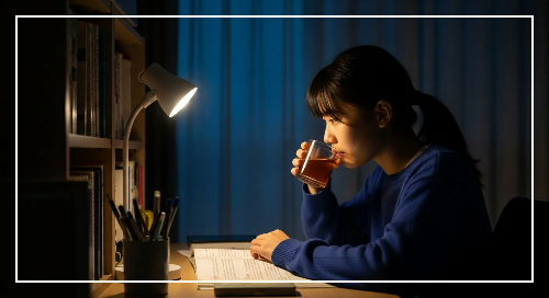늦은 밤 책상에서 혼자 공부하고 있는 여학생