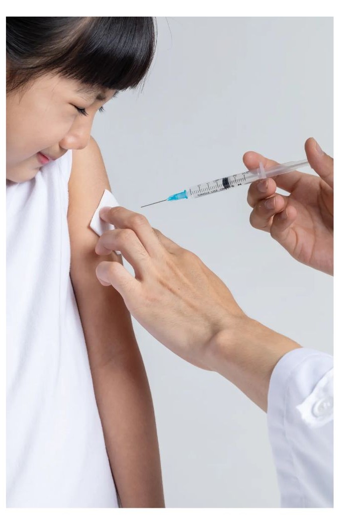 아이가 주사 맞는 이미지