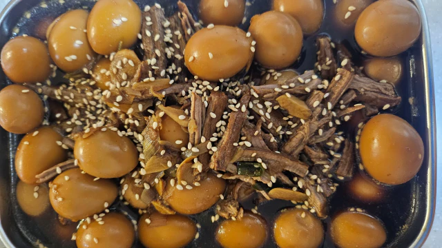 소고기메추리알장조림 완성-반찬통에 담은 것