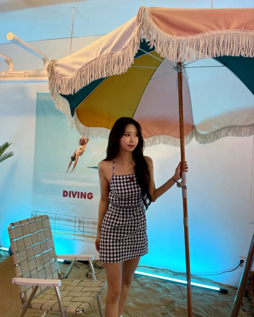 이미주 등 노출 원피스 공개