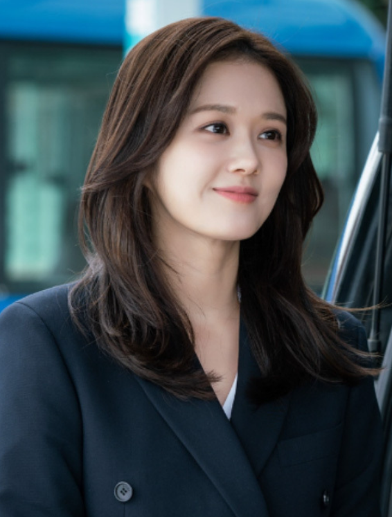 배우 장나라의 꾸준한 기부 활동을 상징하는 따뜻한 손길 이미지