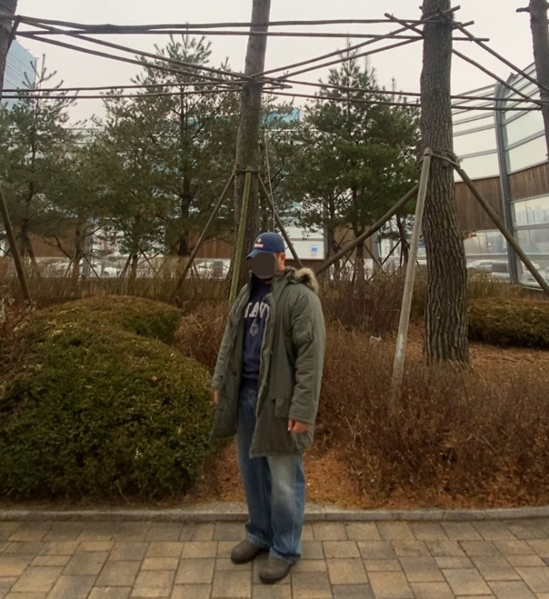 데일리룩('25. 12. 16.)휴먼앤캣 파운드3 스톤워싱 볼캡, 로스코 9963 N-3B 파카 점퍼, 아웃스탠딩 NAVY 맨투맨, 에러스익셉티드 왁스드데님팬츠, 블런드스톤 585