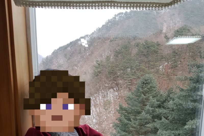 직접 찍은 백운산의 풍경을 즐기는 아이 모습