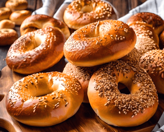둥그런 베이글들이 한가득 있다. 겉은 갈색이고 해바라기씨들이 가득 붙어있다.