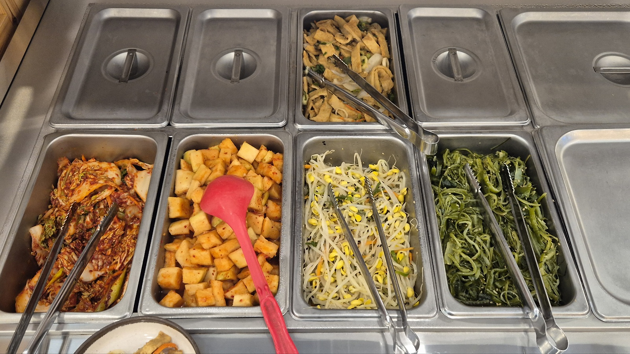 오픈바를 통해서 각종 밑반찬을 제공한다 김치,깍두기,콩나물외