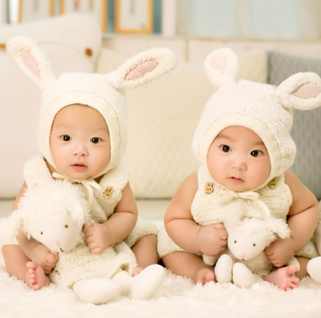쌍둥이 아기사진