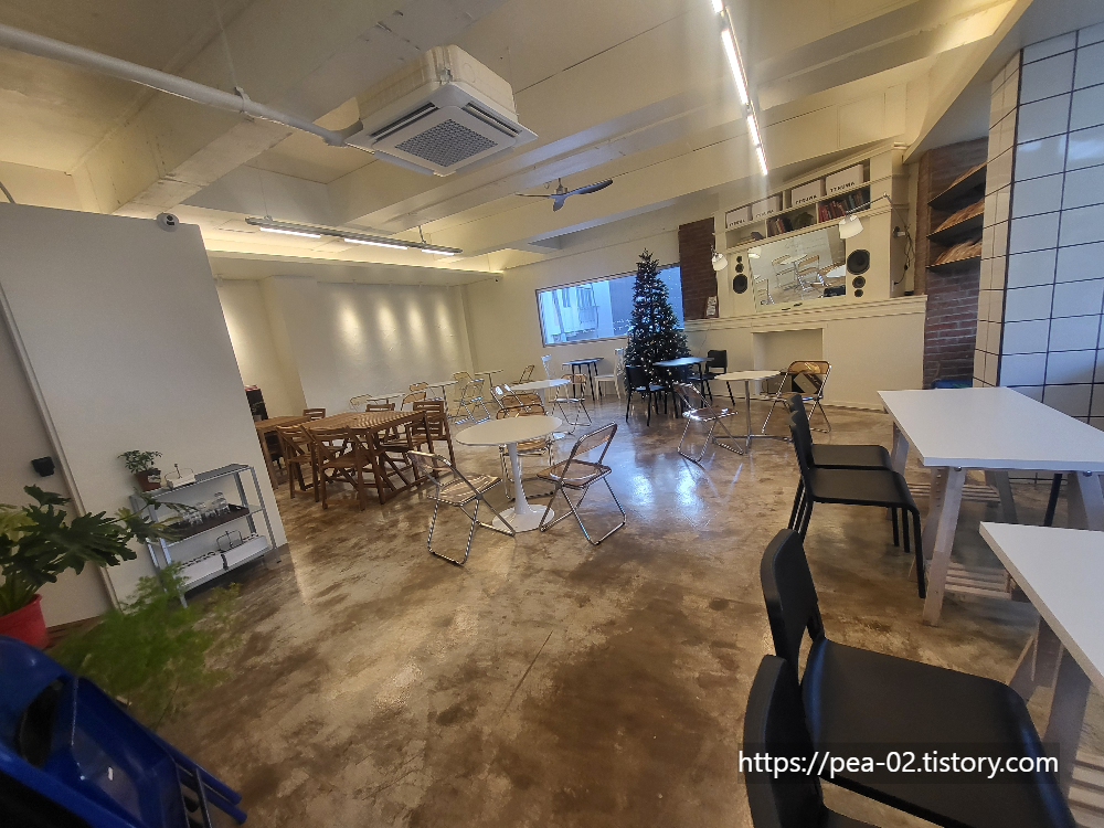 거제 뜨루와 내부 테이블과 의자