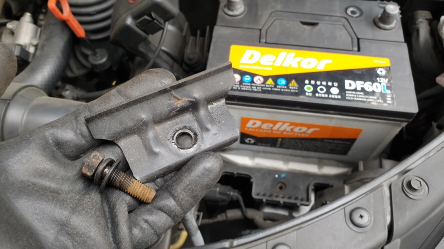 배터리 고정장치 뺀 모습