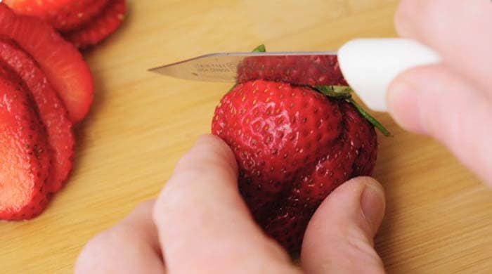 딸기 꼭지를 따내는 모습
