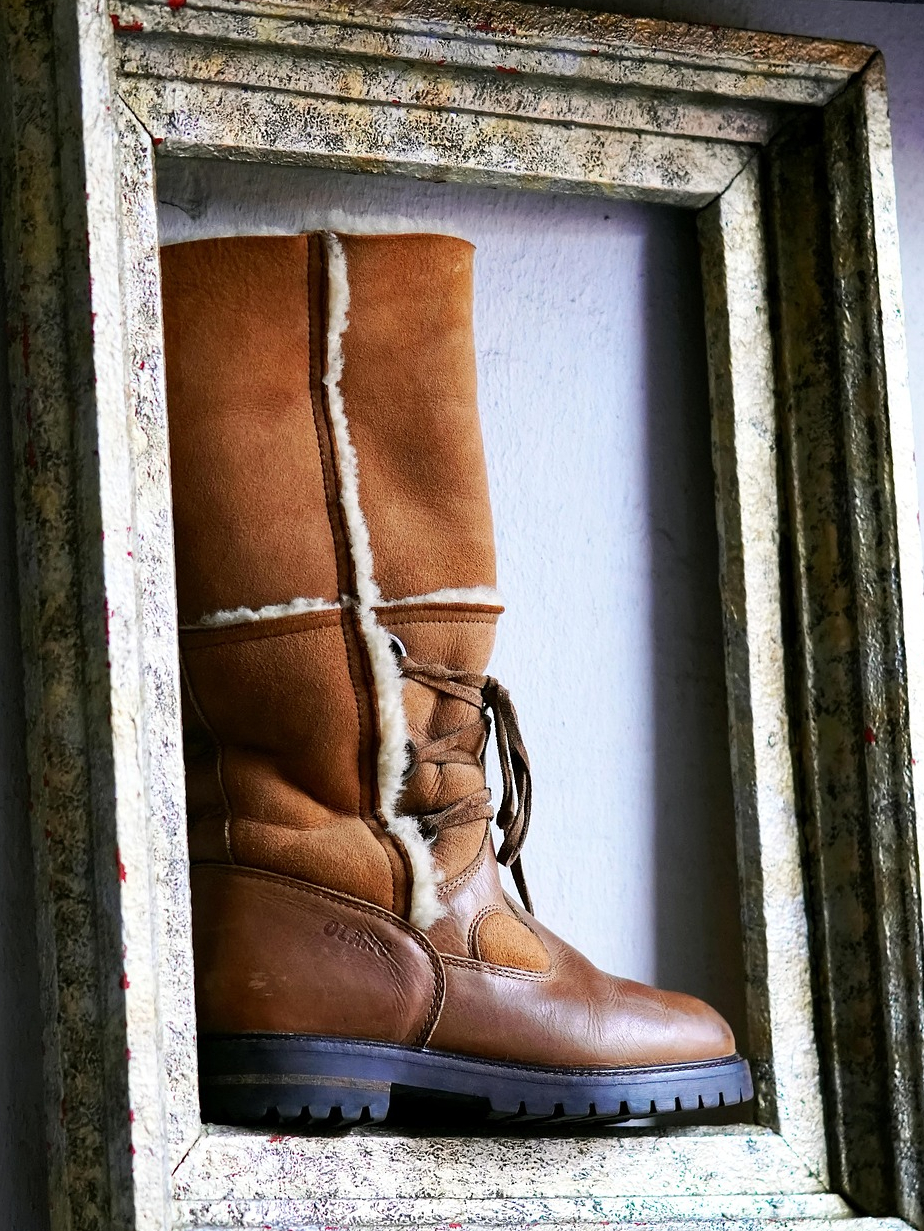 현관 바닥과 신발장 하부가 위생 취약 지점이 되는 이유