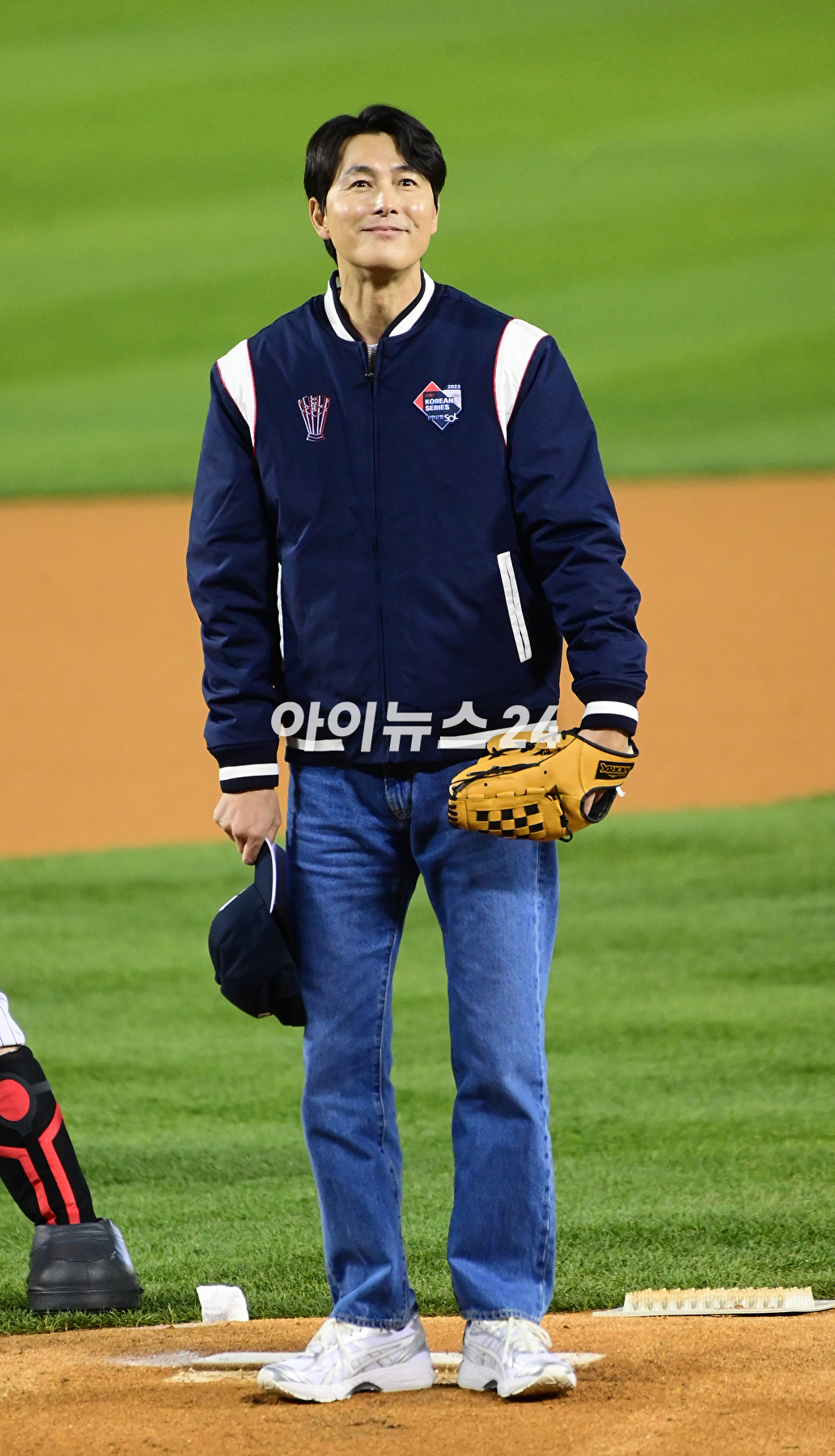 배우 정우성이 8일 오후 서울 잠실야구장에서 열린 '2023 프로야구 KBO리그' 포스트시즌 한국시리즈 2차전 LG 트윈스와 kt 위즈의 경기에서 시구자로 참석하고 있다. [사진=정소희 기자]