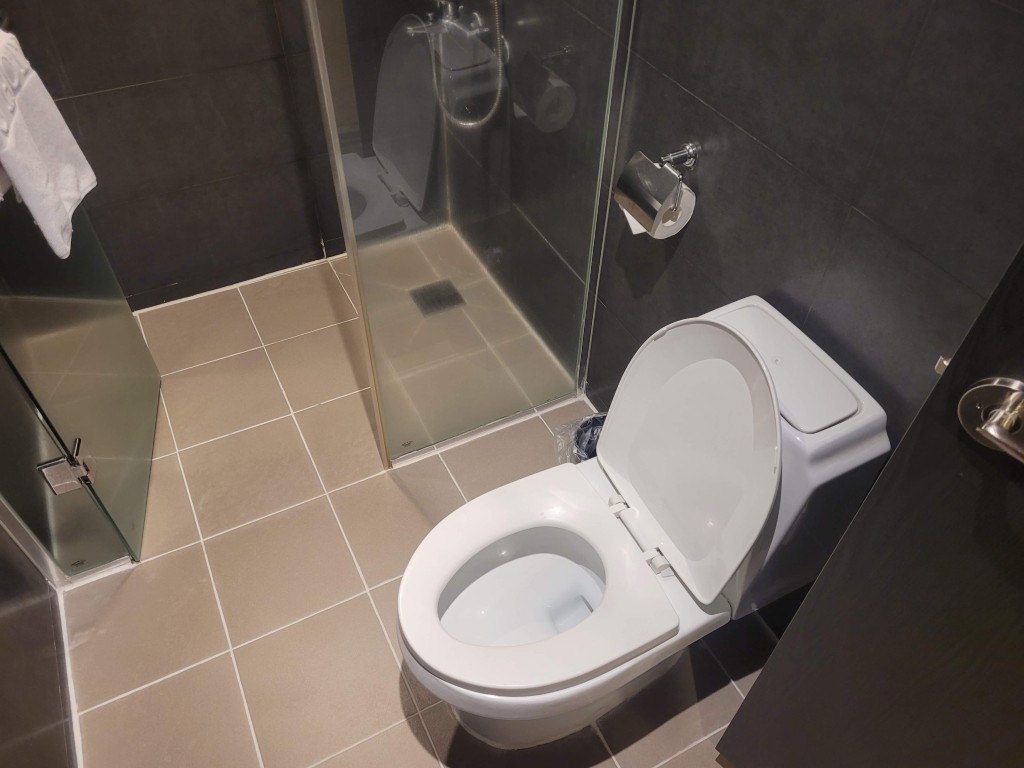 베스트웨스턴 제주 호텔 욕실 샤워부스 및 화장실 구조