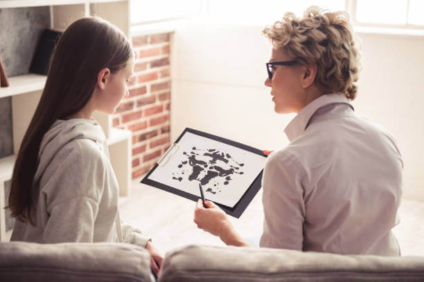 임상심리사가 환자의 정신건강을 진단하고 있다.