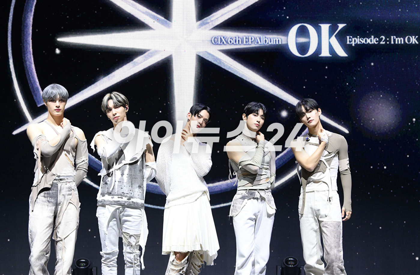 룹 CIX가 29일 오후 서울 연세대학교 백주년기념관에서 열린 CIX(씨아이엑스)의 여섯 번째 EP '오케이 에피소드 2: 아임 오케이'(OK Episode 2 : I'm OK) 발매 기념 쇼케이스에서 타이틀곡 '세이브 미, 킬 미' 무대를 선보이고 있다. [사진=정소희 기자]